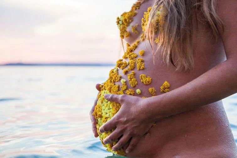 Чувственная и прекрасная фотосессия беременной с животиком, покрытым цветами - фото 350378