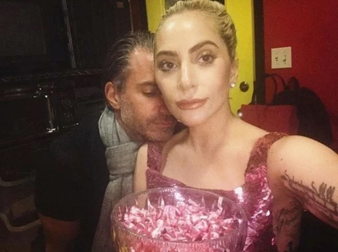 СМИ: Леди Гага помолвлена и очень счастлива - фото 348522