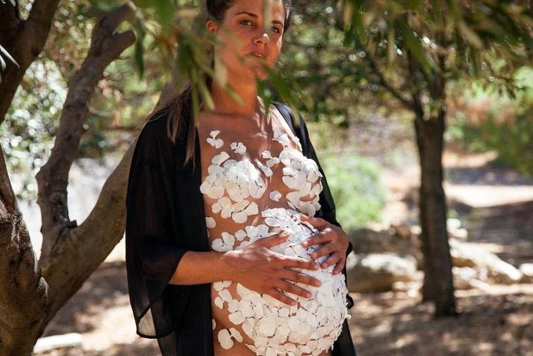 Чувственная и прекрасная фотосессия беременной с животиком, покрытым цветами - фото 350385