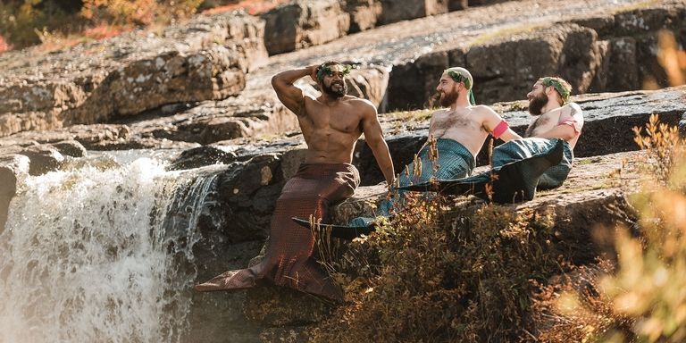 Эти мужчины переоделись в русалок и устроили забавную фотосессию - фото 350699