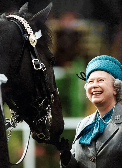 На коне: 91-летняя королева Елизавета II проехалась верхом - фото 352382