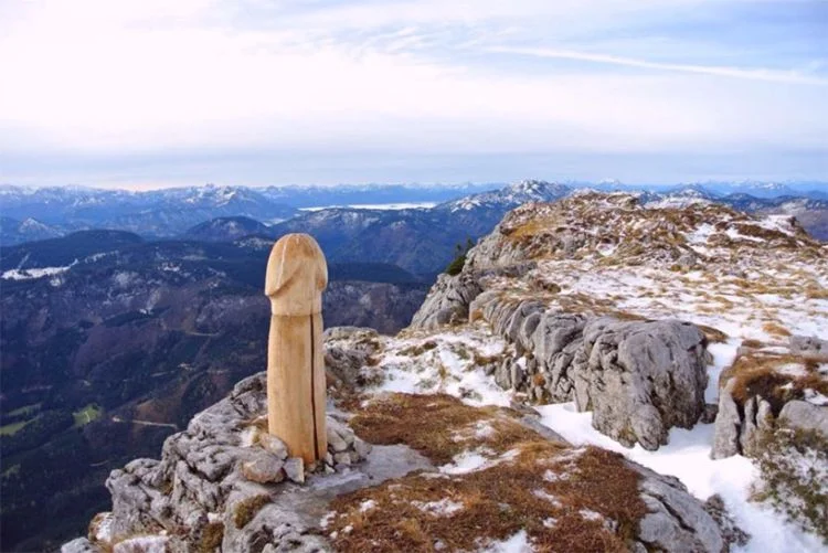 В австрийских горах появилась статуя пениса и никто не понимает, что она там делает - фото 349291