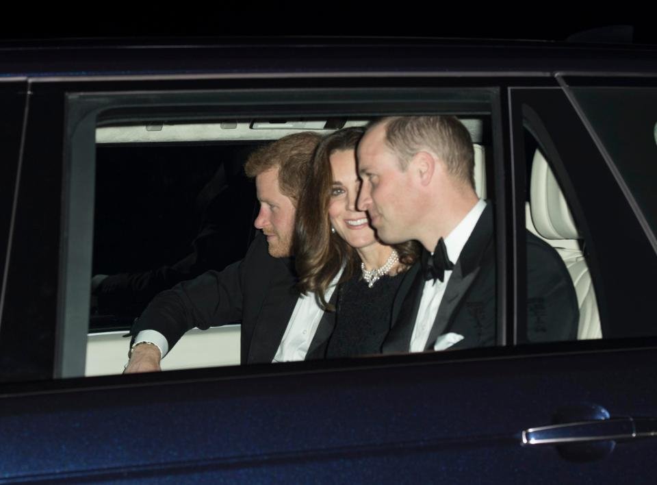 Первые фото Кейт Миддлтон, принца Уильяма и Гарри на семейном празднике в Елизаветы II - фото 352659
