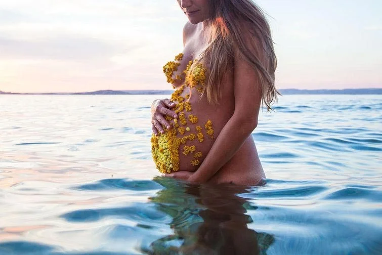 Чувственная и прекрасная фотосессия беременной с животиком, покрытым цветами - фото 350375