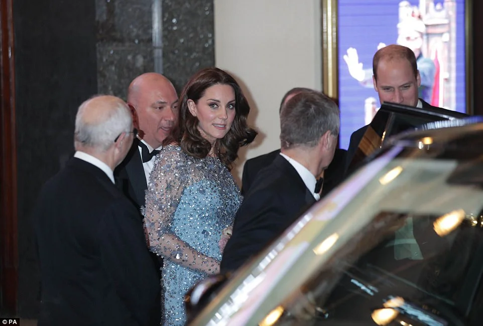 Принц Уильям и Кейт Миддлтон в роскошном платье посетили Royal Variety Performance - фото 353463