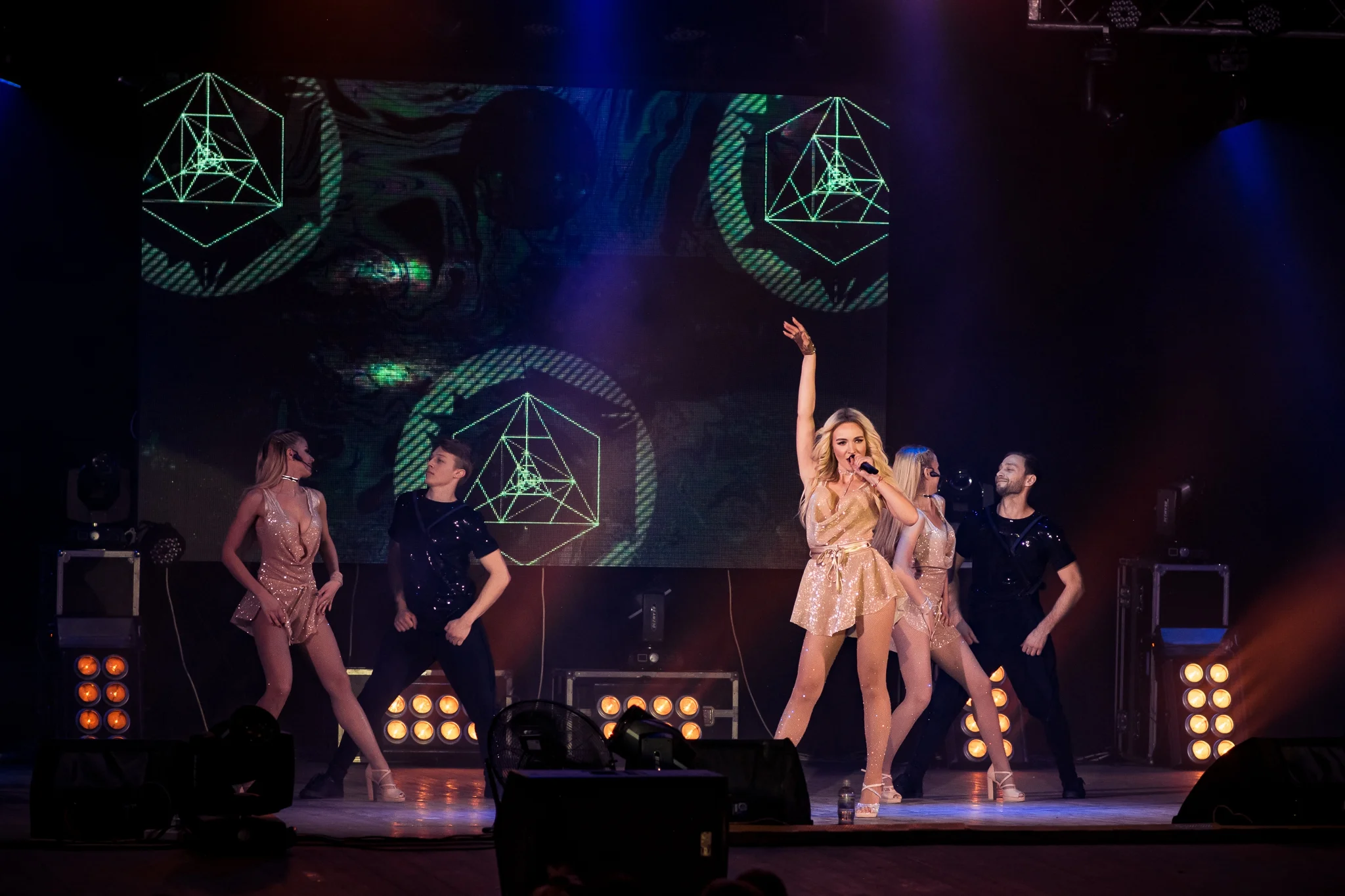Группа 'Дилайс' удивляет украинцев ярким шоу - фото 353923