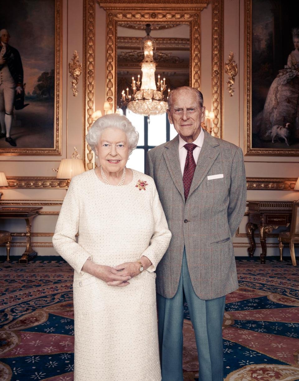 Первые фото Кейт Миддлтон, принца Уильяма и Гарри на семейном празднике в Елизаветы II - фото 352657