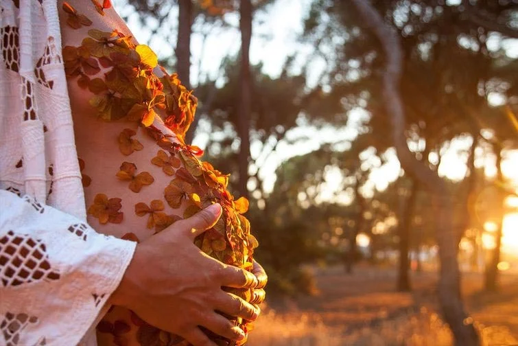 Чуттєва та прекрасна фотосесія вагітної з животиком, покритим квітами - фото 350384