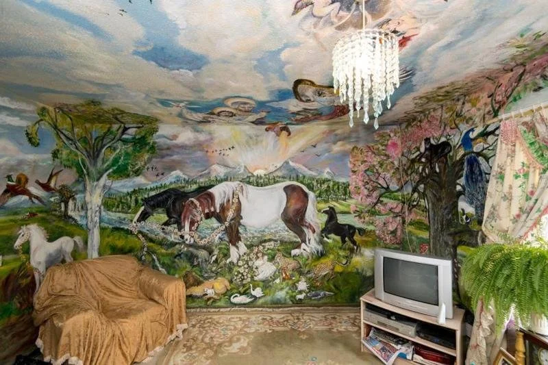 Пенсионерка разрисовала свою квартиру и теперь живет, как в музее - фото 350813
