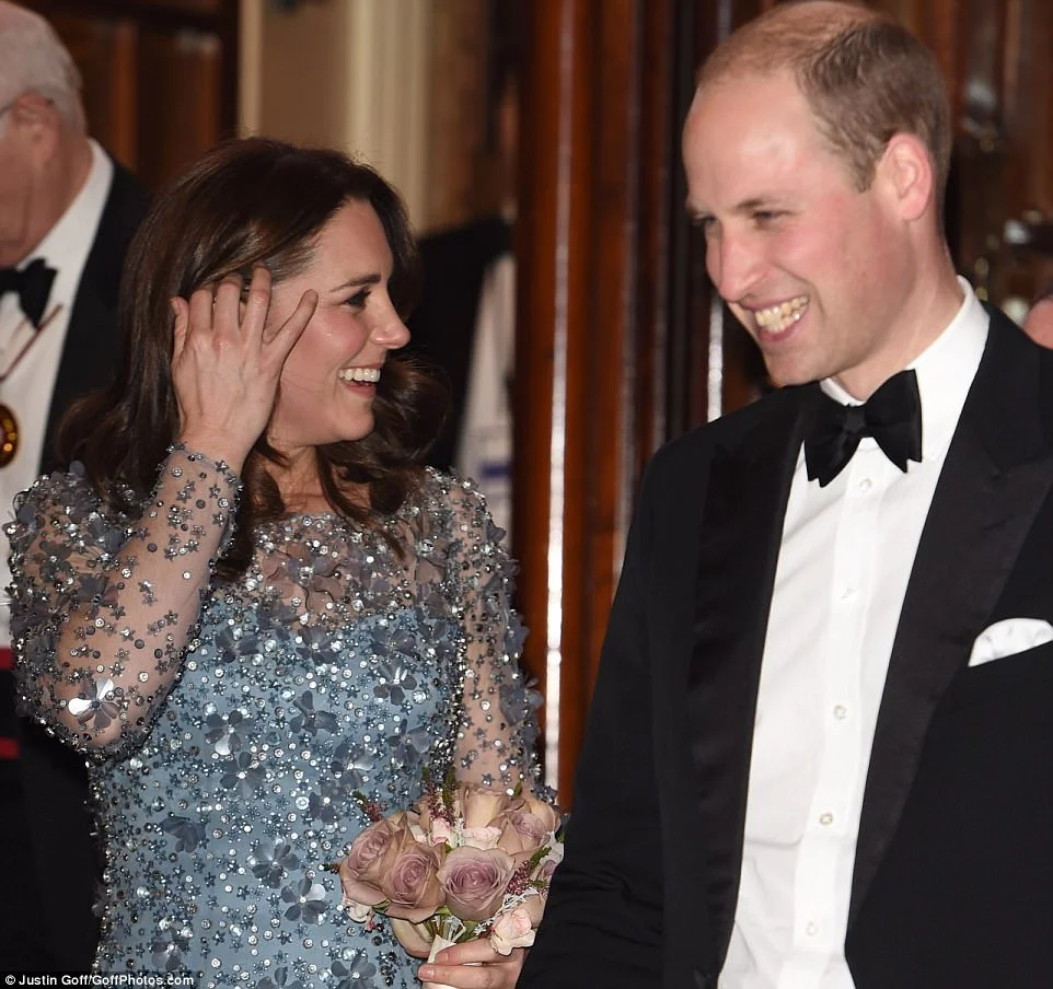Принц Вільям та  Кейт Міддлтон у розкішній сукні відвідали Royal Variety Performance - фото 353466