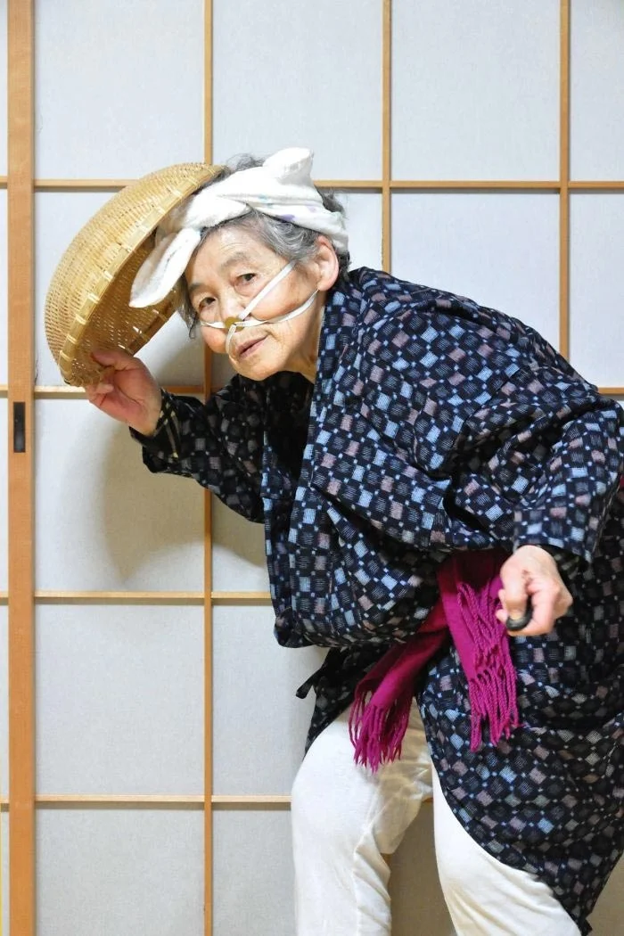 Королева юмора: эта бабушка нашла отличный способ развлечь себя на пенсии - фото 351260