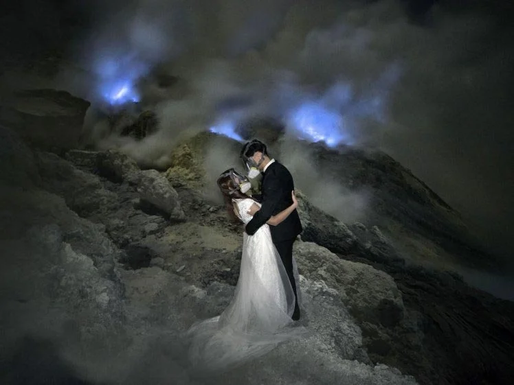 Закохані влаштували весільну фотосесію у вулкані і вразили весь світ - фото 354082