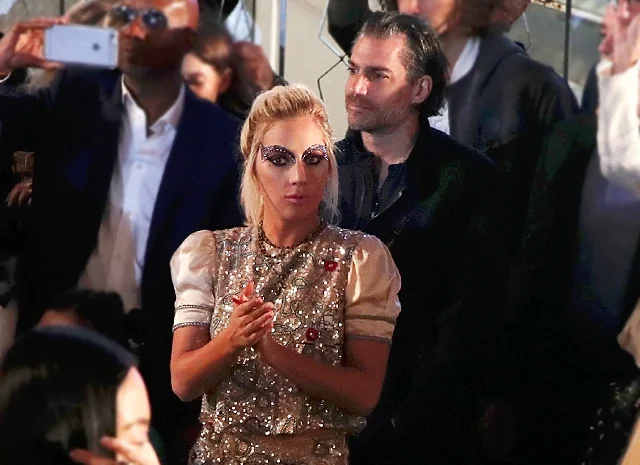 СМИ: Леди Гага помолвлена и очень счастлива - фото 348521
