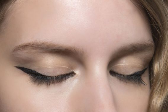 Самые модные стрелки на глазах с недель моды и вот, как они выглядят - фото 348477
