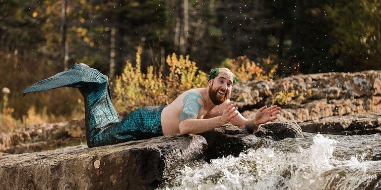 Эти мужчины переоделись в русалок и устроили забавную фотосессию - фото 350698