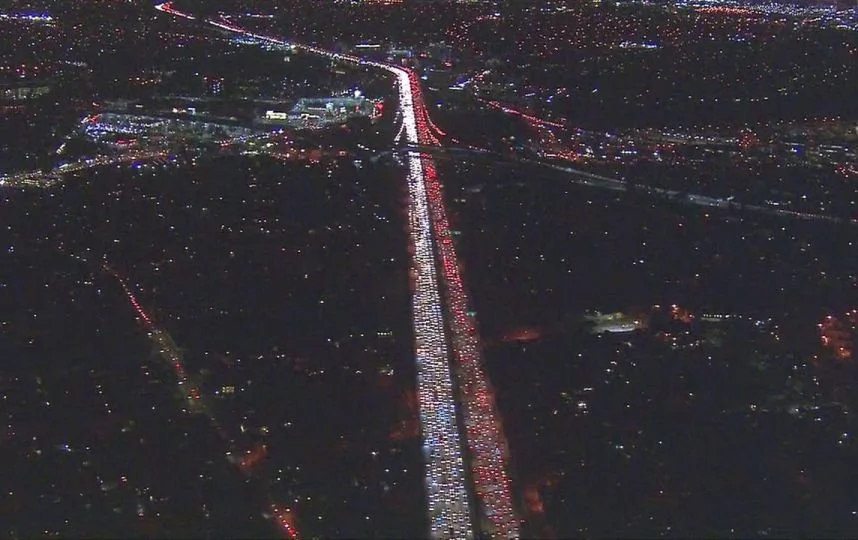 Полдня в машине: пробки в Лос-Анджелесе на День благодарения шокировали мир - фото 353304