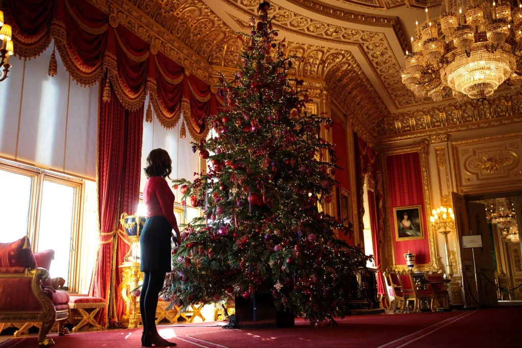 Королевское Рождество: Виндзорский замок украсили к приезду Елизаветы II - фото 353429
