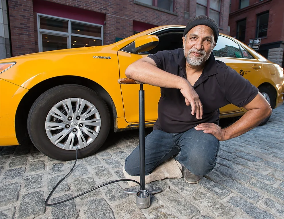 Таксисты Нью-Йорка обнажили торсы и снялись для ежегодного календаря - фото 352453