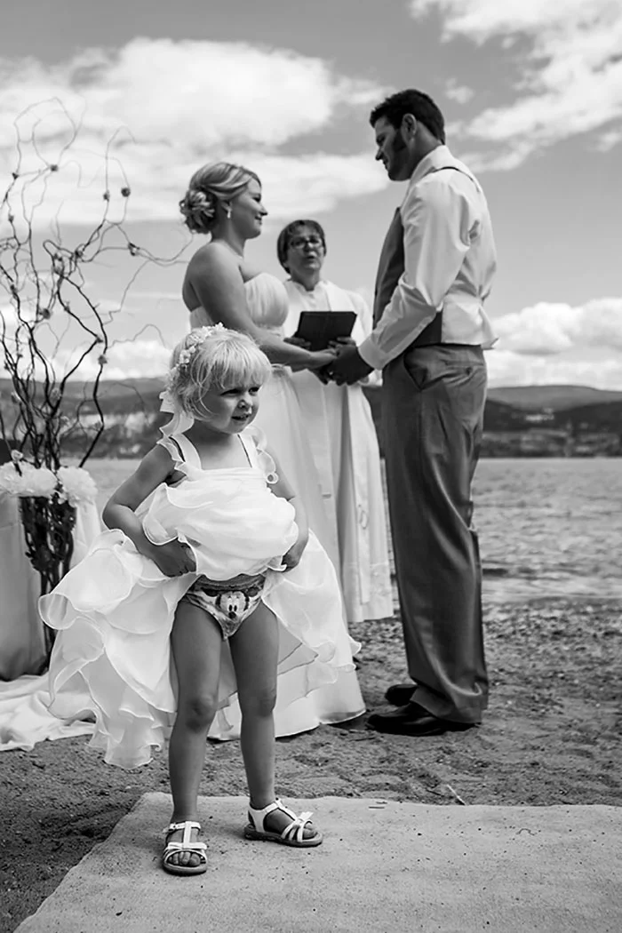 Очень смешные свадебные фото, которые кто-то испортил - фото 349528