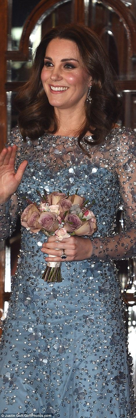 Принц Вільям та  Кейт Міддлтон у розкішній сукні відвідали Royal Variety Performance - фото 353473