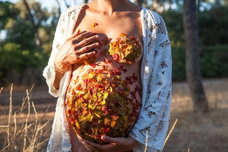 Чувственная и прекрасная фотосессия беременной с животиком, покрытым цветами - фото 350382