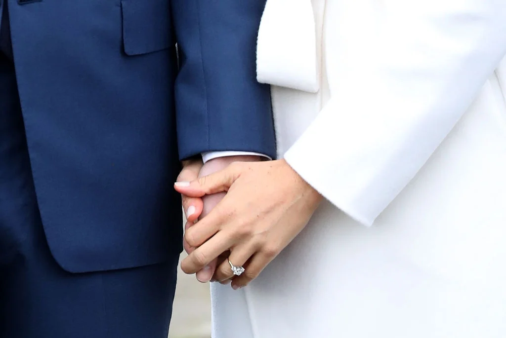 Меган Маркл похвасталась бриллиантовым кольцом в обнимку с принцем Гарри - фото 353668