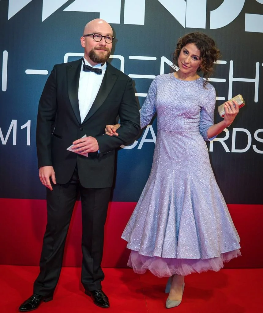 Маша Ефросинина и ведущая Надя Матвеева выбрали для выхода одинаковые платья - фото 358187