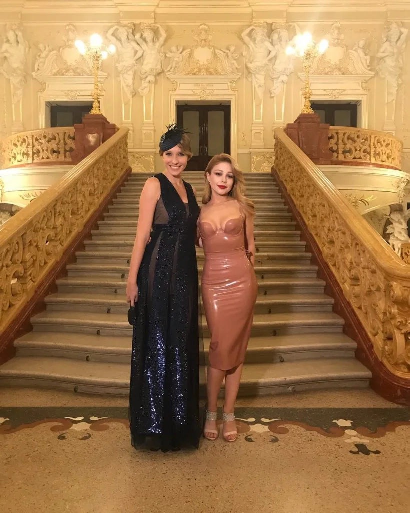 Неожиданно: Тина Кароль и Ким Кардашьян одели одинаковые платья - фото 356482