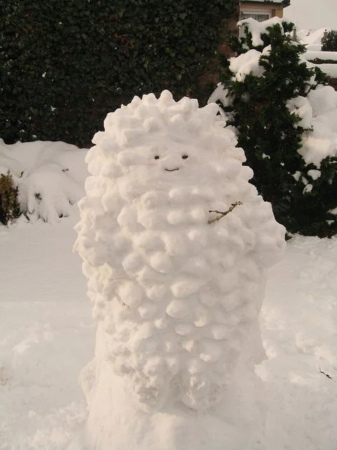 Вспомнить детство: прикольные снеговики, которые вам точно захочется слепить - фото 356596