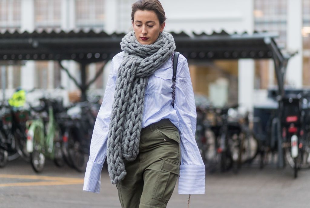 Street style: модные образы с шарфом для зимнего сезона - 354641 Street style: модные образы с шарфом для зимнего сезона - фото 354641