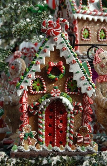 Пряничный домик: 20 идей декора вкусного рождественского символа - фото 359302