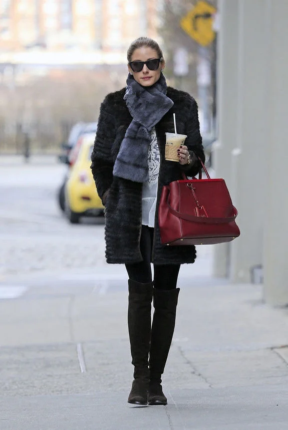 Street style: модні образи з шарфом для зимового сезону - фото 354638