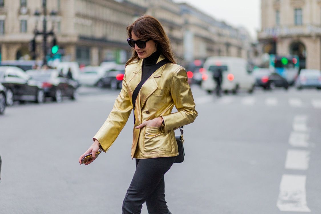 Обольстительное сияние: золотой гардероб звезд street style на декабрь - 358308 Обольстительное сияние: золотой гардероб звезд street style на декабрь - фото 358308