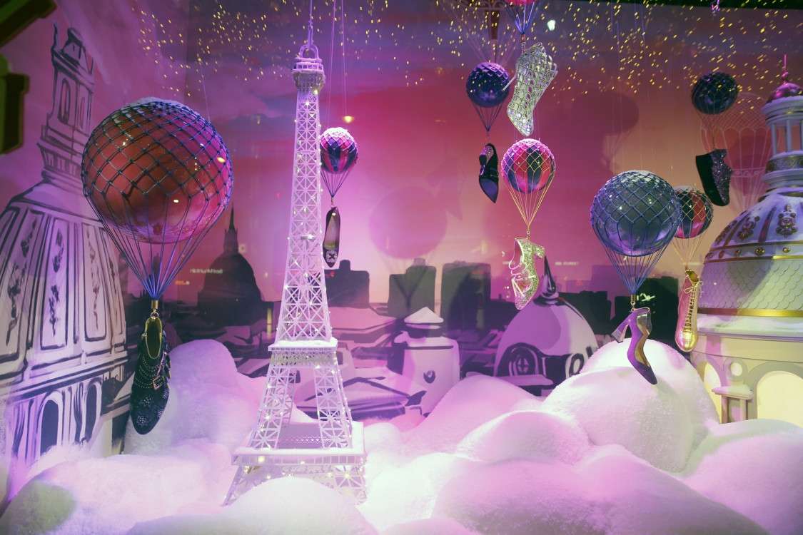 Праздник приближается: роскошные рождественские витрины мировых универмагов - фото 355136