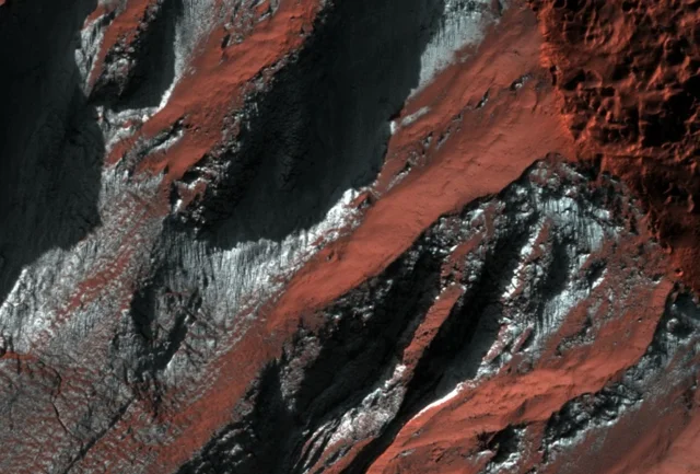 Первый снег на красной планете: удивительные снимки природного явления - фото 360709