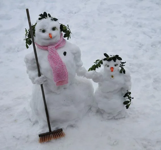 Згадати дитинство: прикольні сніговики, які вам точно захочеться зліпити - фото 356597