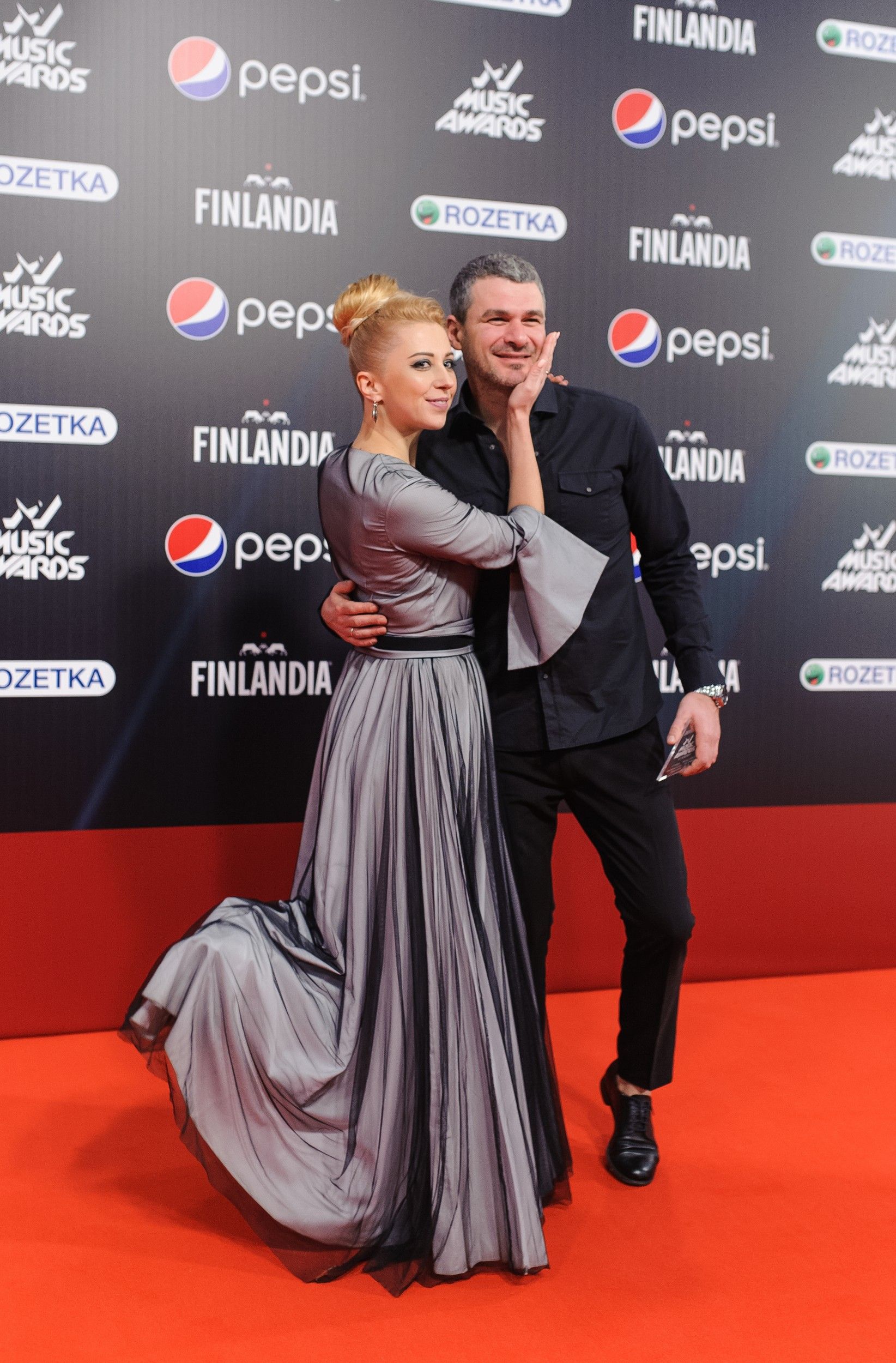 M1 Music Awards 2017: провальні образи зірок із червоної доріжки - фото 356083