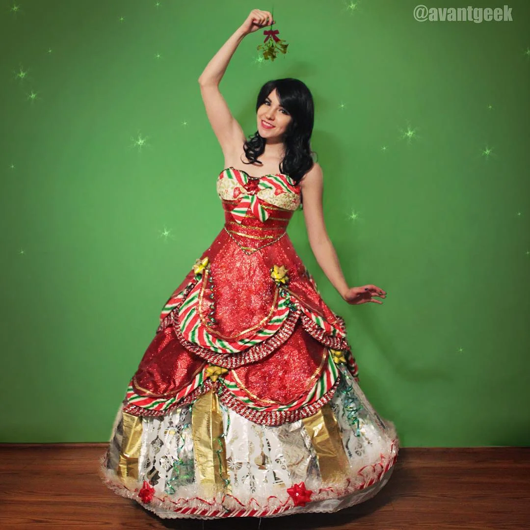 Девушка делает фантастические платья из оберточной бумаги и одевает их на вечеринки - фото 360378