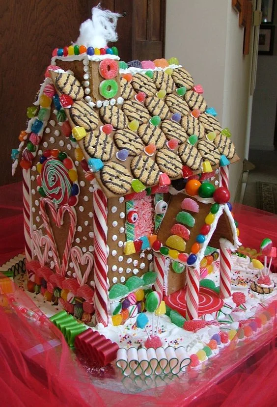 Пряничный домик: 20 идей декора вкусного рождественского символа - фото 359304