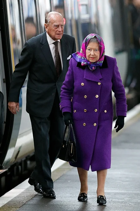 Око не відірвати: Єлизавета ІІ приміряла стильне пальто наймоднішого кольору 2018 року - фото 359250