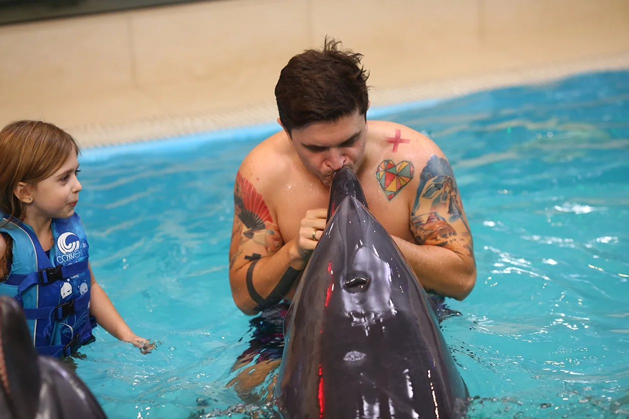 Анатолій Анатоліч показав мімішні фото з дельфінами і донькою - фото 354818