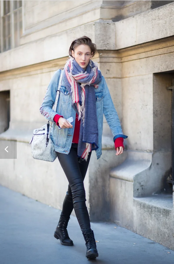 Street style: модные образы с шарфом для зимнего сезона - фото 354646