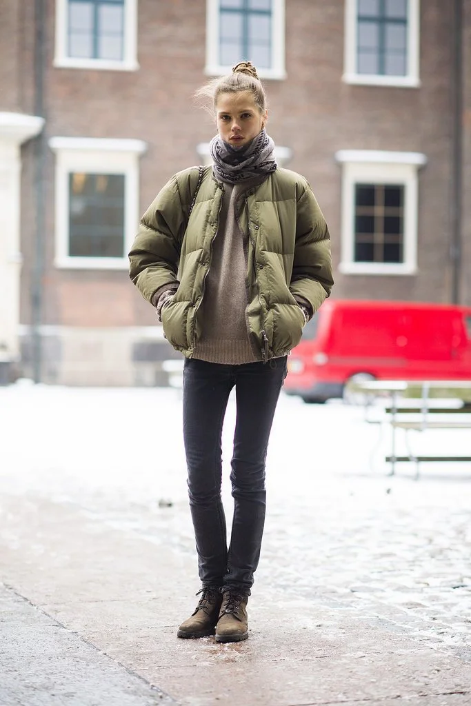 Street style: модные образы с шарфом для зимнего сезона - фото 354635