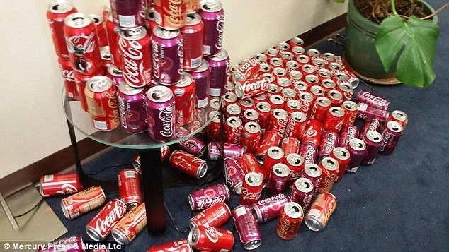 Эксперимент: во что превратится тело, если ежедневно пить 10 банок Coca-Cola - фото 359626
