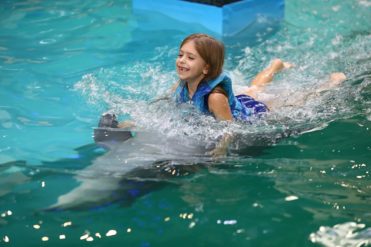 Анатолий Анатолич показал мимишные фото с дельфинами и дочкой - фото 354820