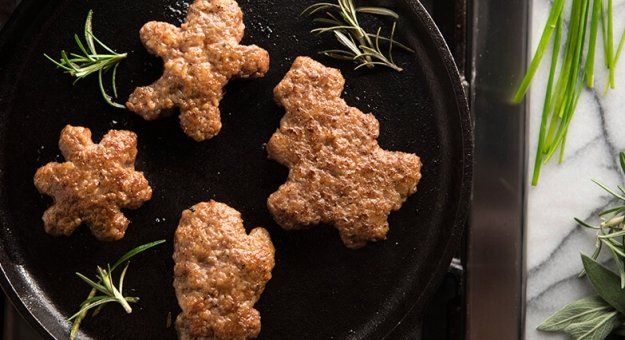 Мясная альтернатива: рождественское печенье из сосисок, которое станет украшением стола - фото 358269