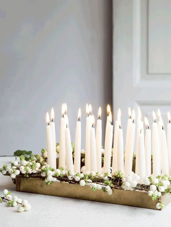 Праздничные идеи: как украсить дом на Рождество с помощью свечей - фото 356662