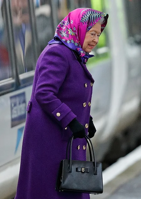 Око не відірвати: Єлизавета ІІ приміряла стильне пальто наймоднішого кольору 2018 року - фото 359251