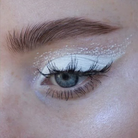 Білі стрілки - макіяж очей, який ідеально пасуватиме тобі цієї зими - фото 358205