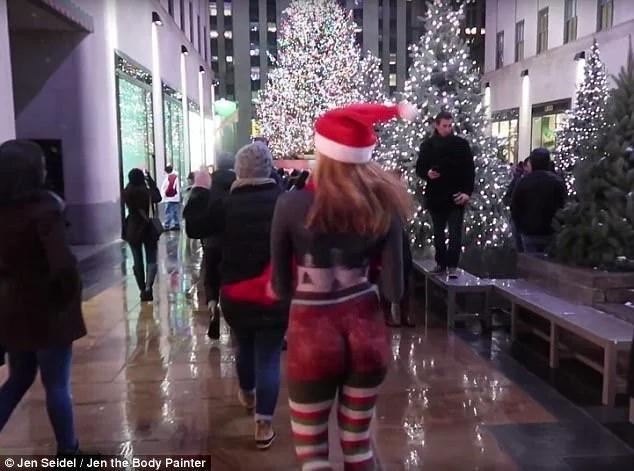 Модель пройшлась вулицями Нью-Йорка у намальованому різдвяному костюмі на голе тіло - фото 358394